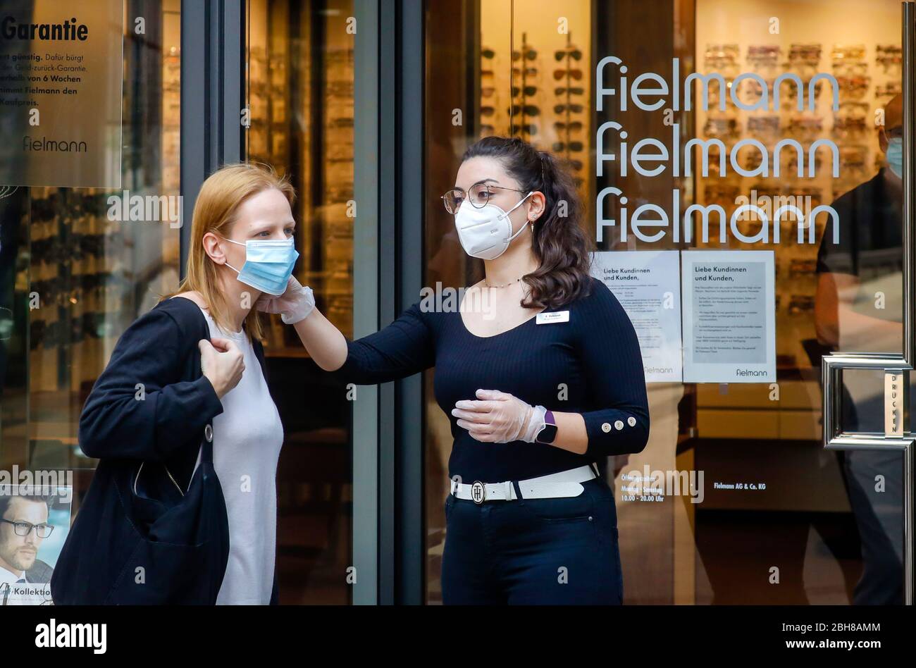24.04.2020, Essen, Nordrhein-Westfalen - ab Montag, 27. April, gilt in NRW beim Einkaufen und im Bus die Pflicht, eine Maske zu tragen Stockfoto