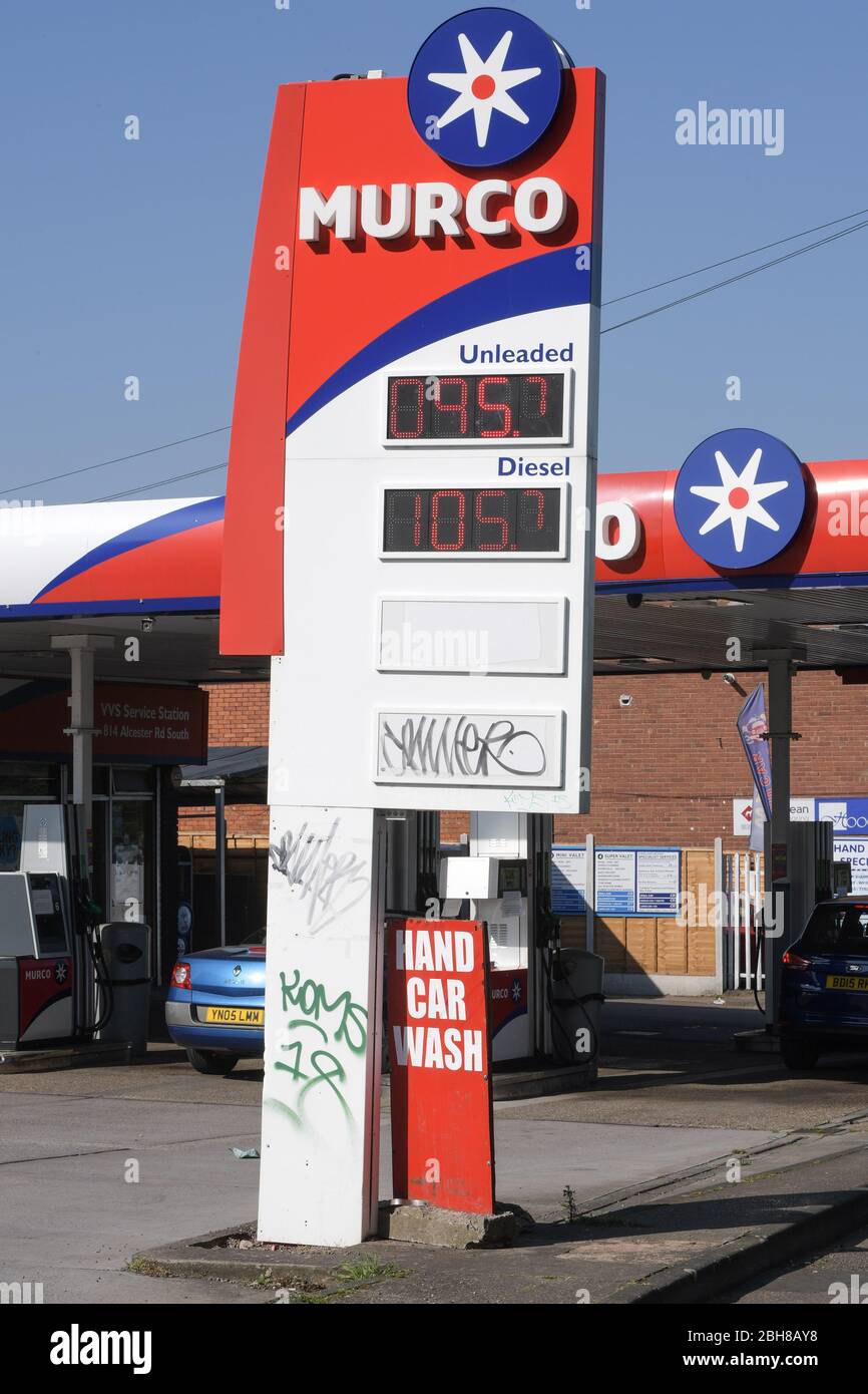 Maibole, Birmingham, West Midlands, Großbritannien. April 2020. Eine Murco-Tankstelle, die als "günstigste in England" bezeichnet wird, verkauft bleifreies Benzin für nur 95.7 Pence pro Liter. Die extrem niedrigen Preise an der Tankstelle an der Alcester Road South kommen, nachdem die US-Ölpreise unter Null fielen und die britischen Benzinverkäufe um 18.9 Prozent im Monatsvergleich zurückgingen. Kunden standen Schlange, um den Schnäppchenpreis zu bekommen, als die COVID-19-Sperre für viele Familien die Einnahmen schwer traf. Kredit: Sam Holiday/Alamy Live News Stockfoto