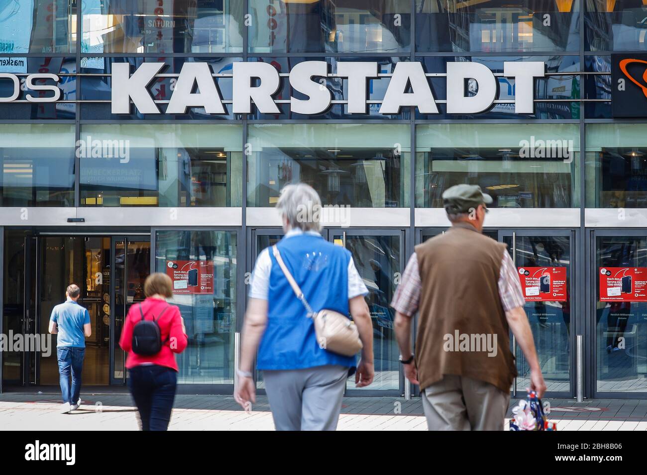 Essen, Ruhrgebiet, Nordrhein-Westfalen, Deutschland - Galeria Karstadt Kaufhof im Einkaufszentrum Limbecker Platz, Alltag in Zeiten der t Stockfoto