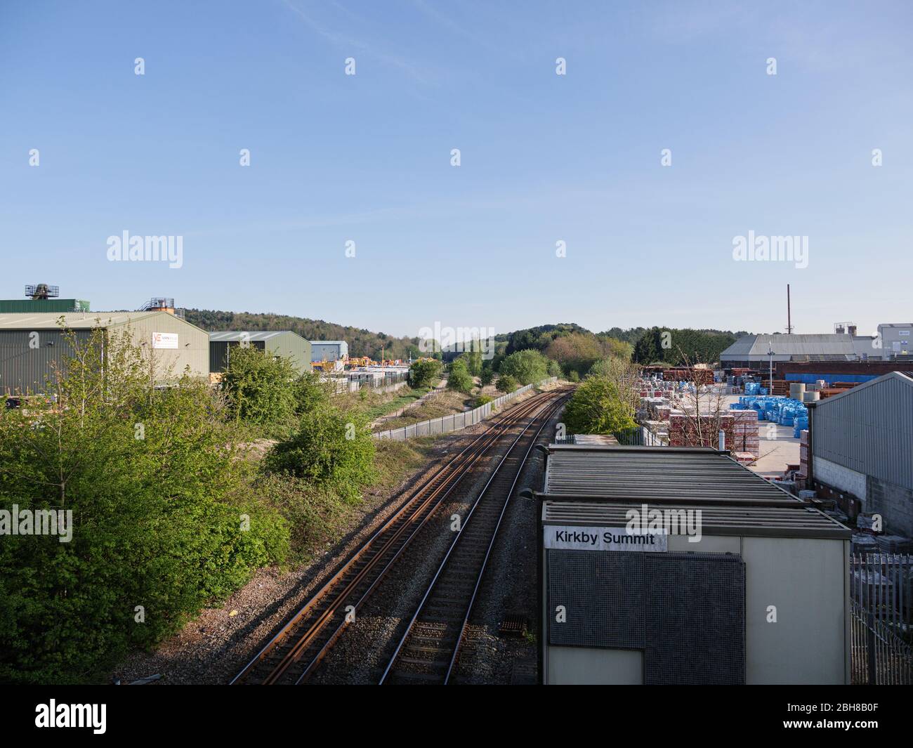 KIRKBY IN ASHFIELD, ENGLAND - APRIL 24: Robin Hood Line Bahngleise passieren Industrieparks. In Kirkby In Ashfield, Nottinghamshire, England. Am 24 Stockfoto KIRKBY IN ASHFIELD, ENGLAND - APRIL 24: Robin Hood Line Bahngleise passieren Industrieparks. In Kirkby In Ashfield, Nottinghamshire, England. Am 24 Stockfoto