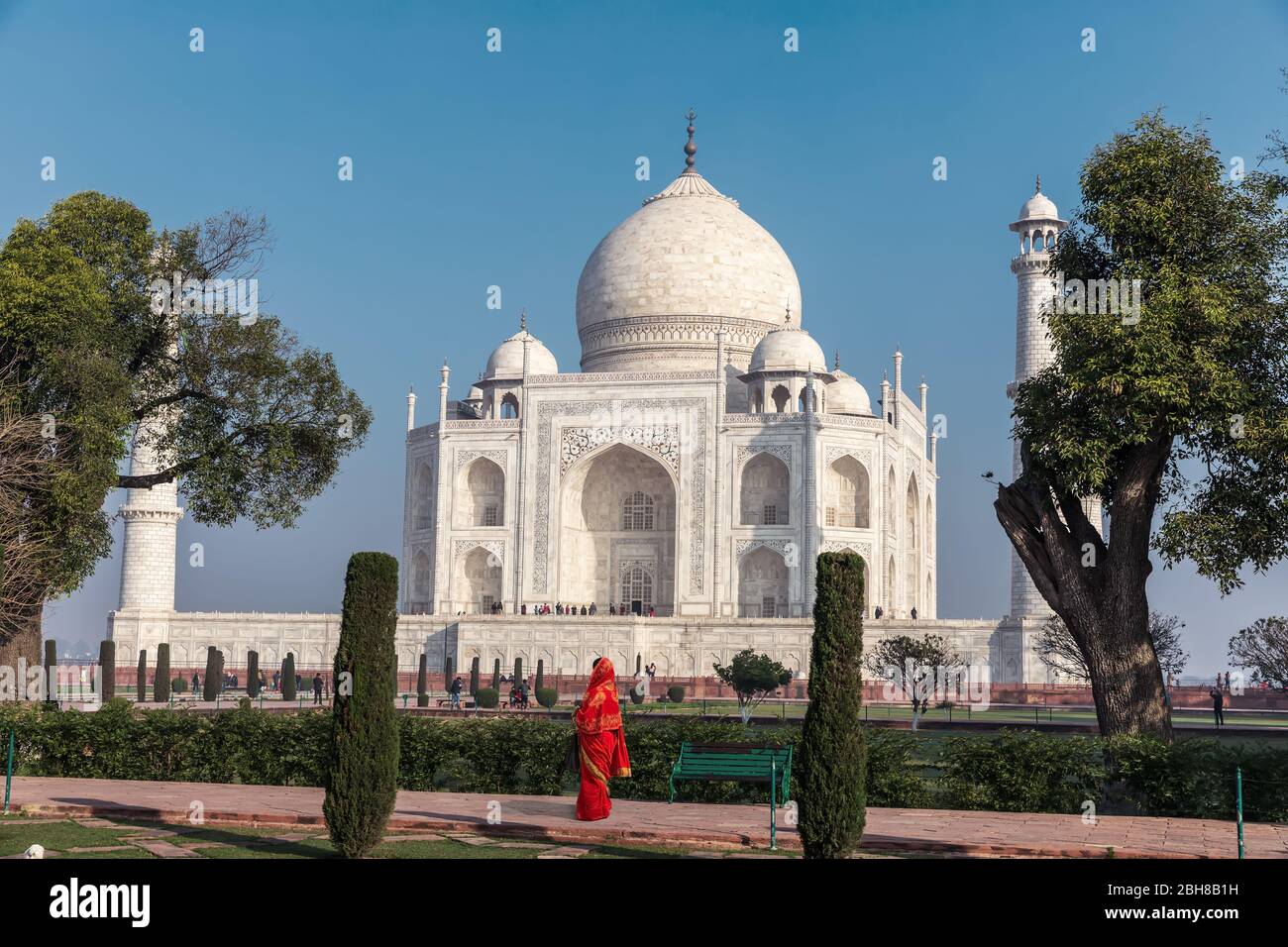 Indische Dame in roten Sari in Taj Mahal, Indien, Agra Stockfoto