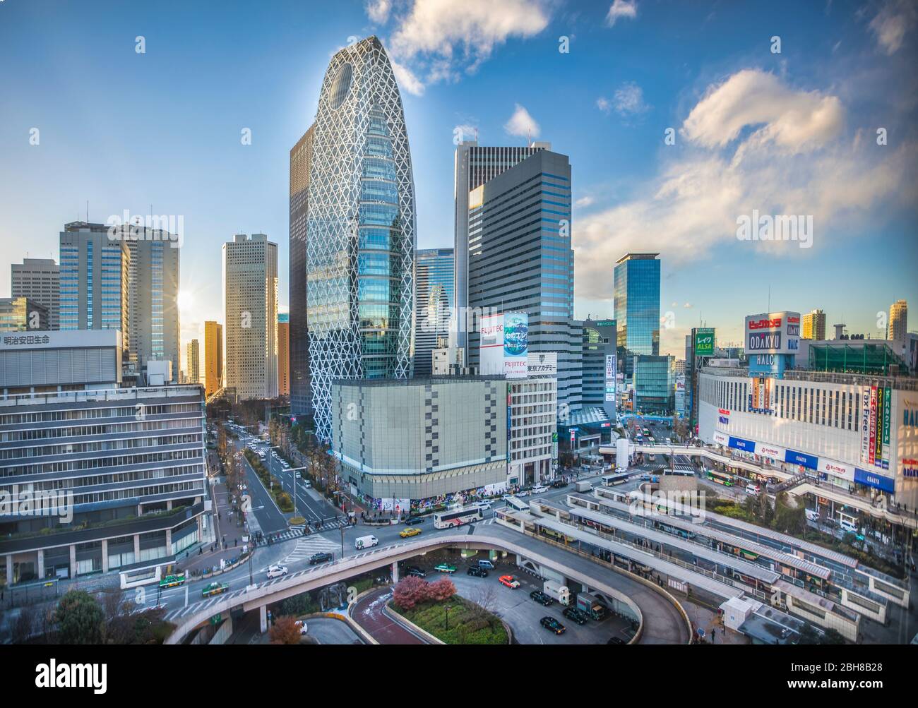 Japan, Tokio, Shinjuku District, Shinjuku Station West Side, Cocoon Tower Stockfoto