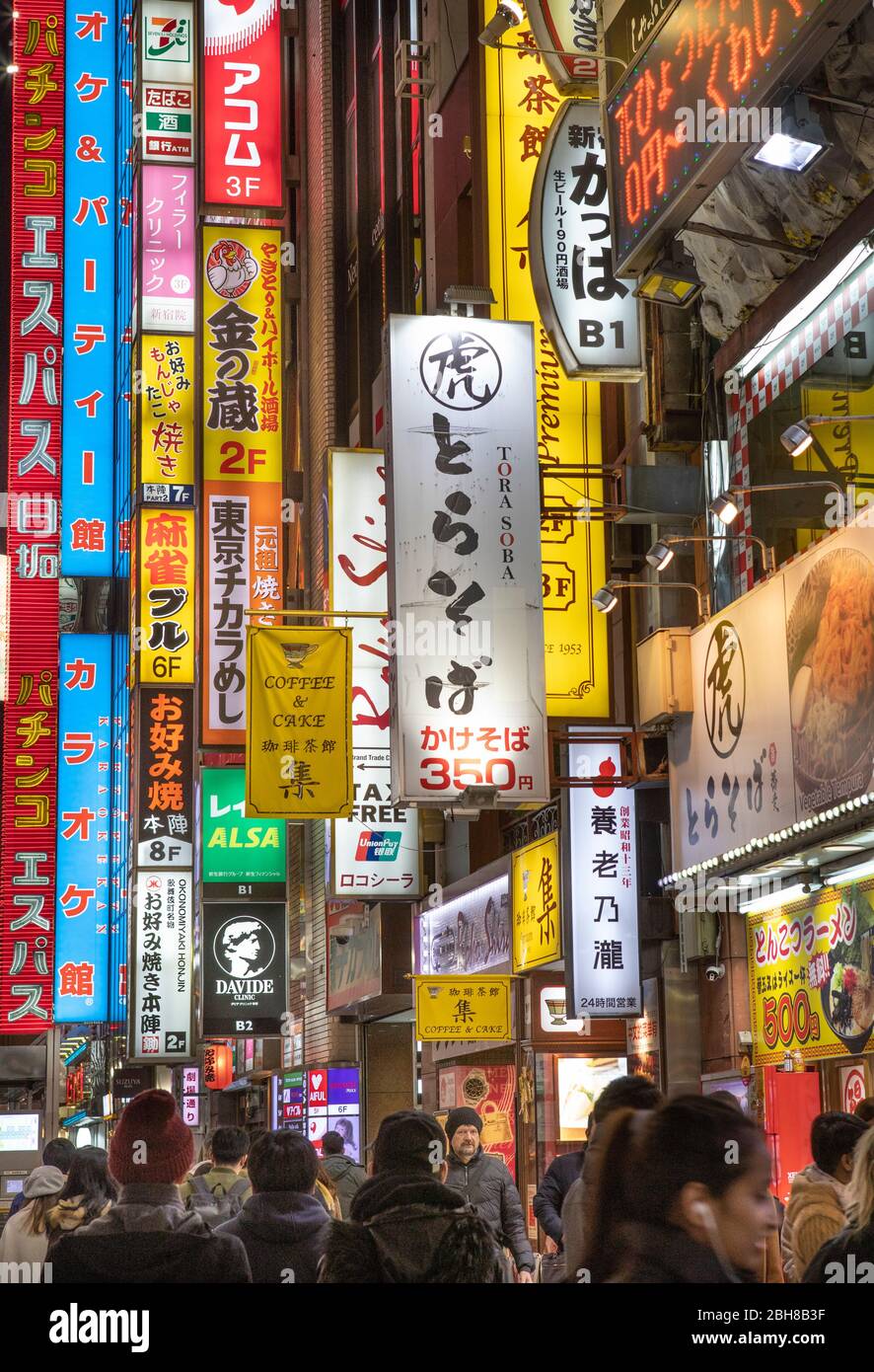 Japan, Tokio, Shinjuku, Kabukicho, Yasukuni Dori Avenue Stockfoto