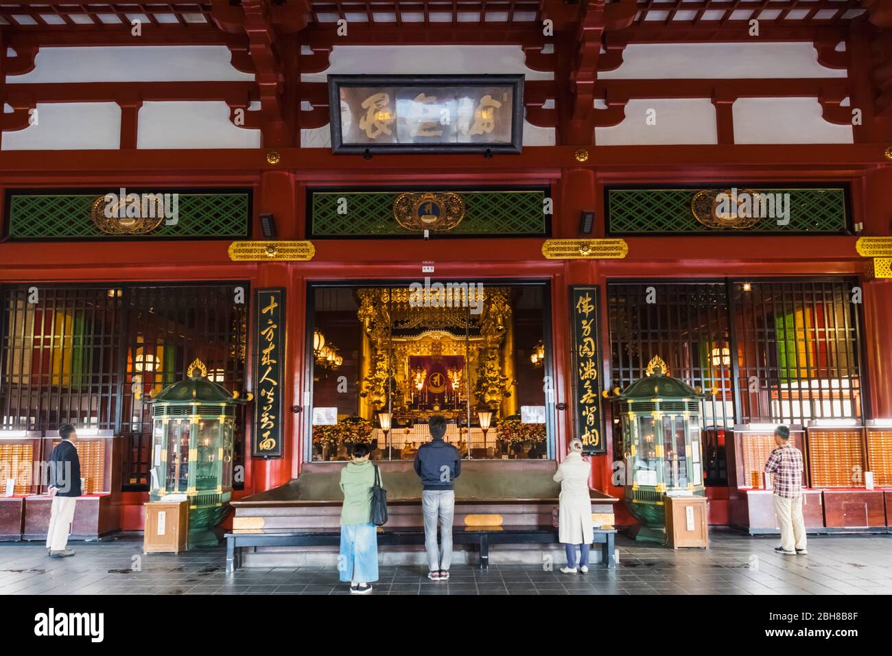 Japan, Honshu, Tokyo, Asakusa, Sensoji-tempel, Personen innerhalb der Haupthalle Beten Stockfoto