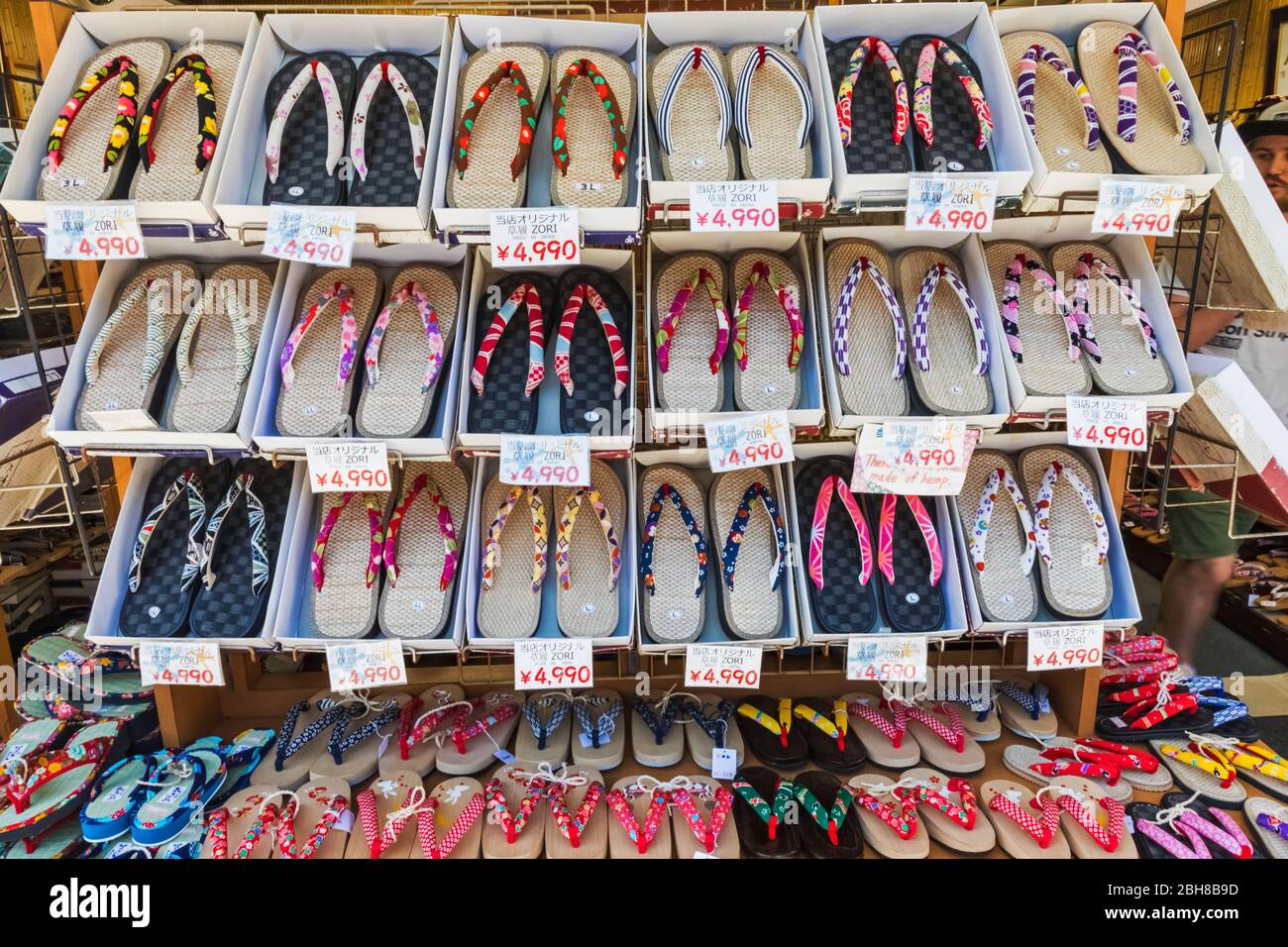 Japan, Honshu, Tokyo, Asakusa, Nakamise-Einkaufsstraße, Souvenir Shop Anzeige der traditionellen Zori Sandalen Stockfoto