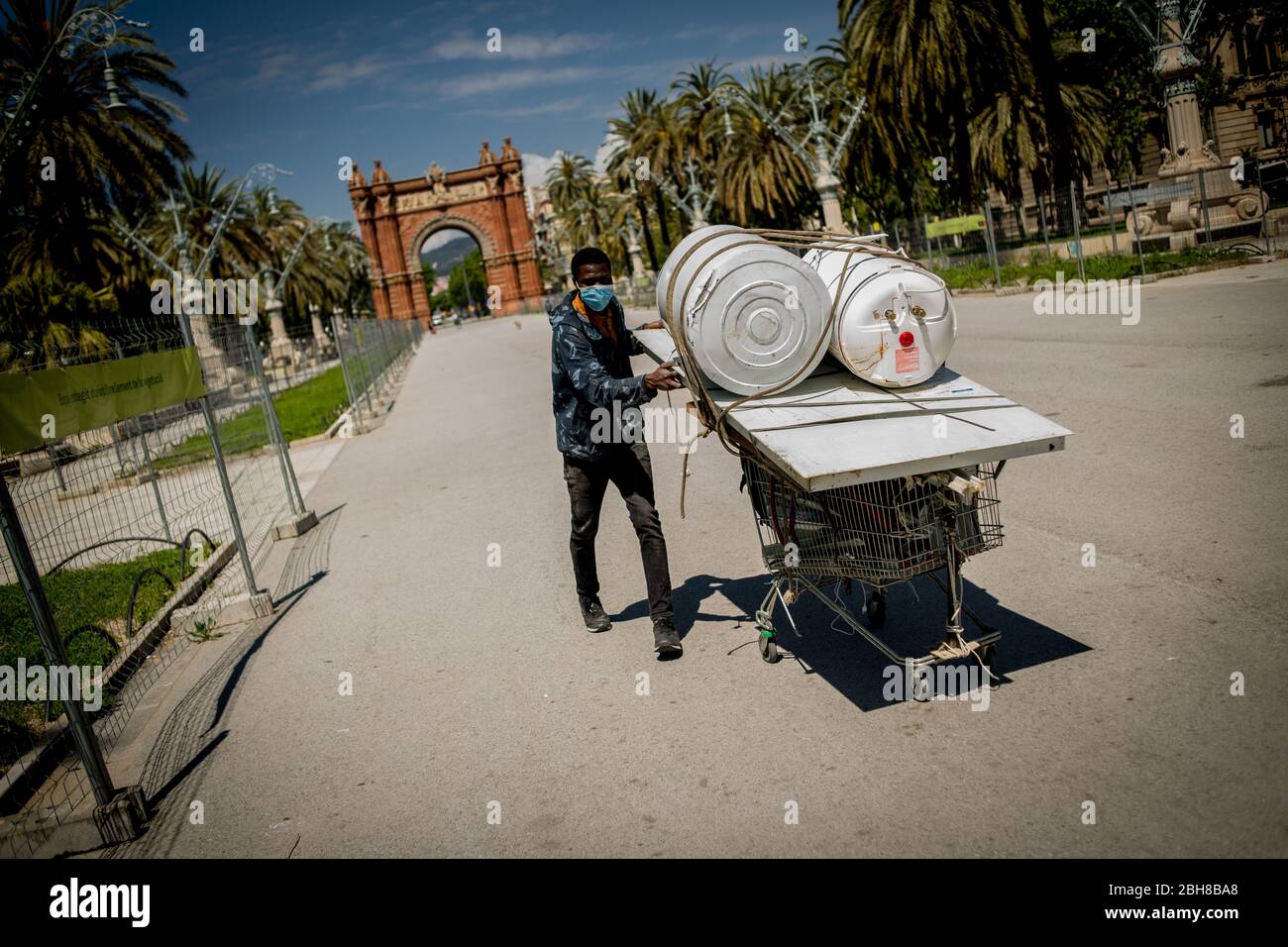 24. April 2020, Barcelona, Katalonien, Spanien - Sewa, gebürtig aus Gambia, transportiert Schrott, um es in einer leeren Straße von Barcelona zu verkaufen. Spanien schlägt einen 1.5 Billionen Euro schweren Coronavirus-Rückgewinnungsfonds vor, der durch die unbefristete EU-Verschuldung finanziert wird. Die Europäische Union wird einen Rückgewinnungsfonds einrichten, der verschiedenen Ländern helfen soll, aus der Wirtschaftskrise, die durch die Coronavirus-Pandemie verursacht wurde, herauszukommen. Quelle: Jordi Boixareu/Alamy Live News Stockfoto