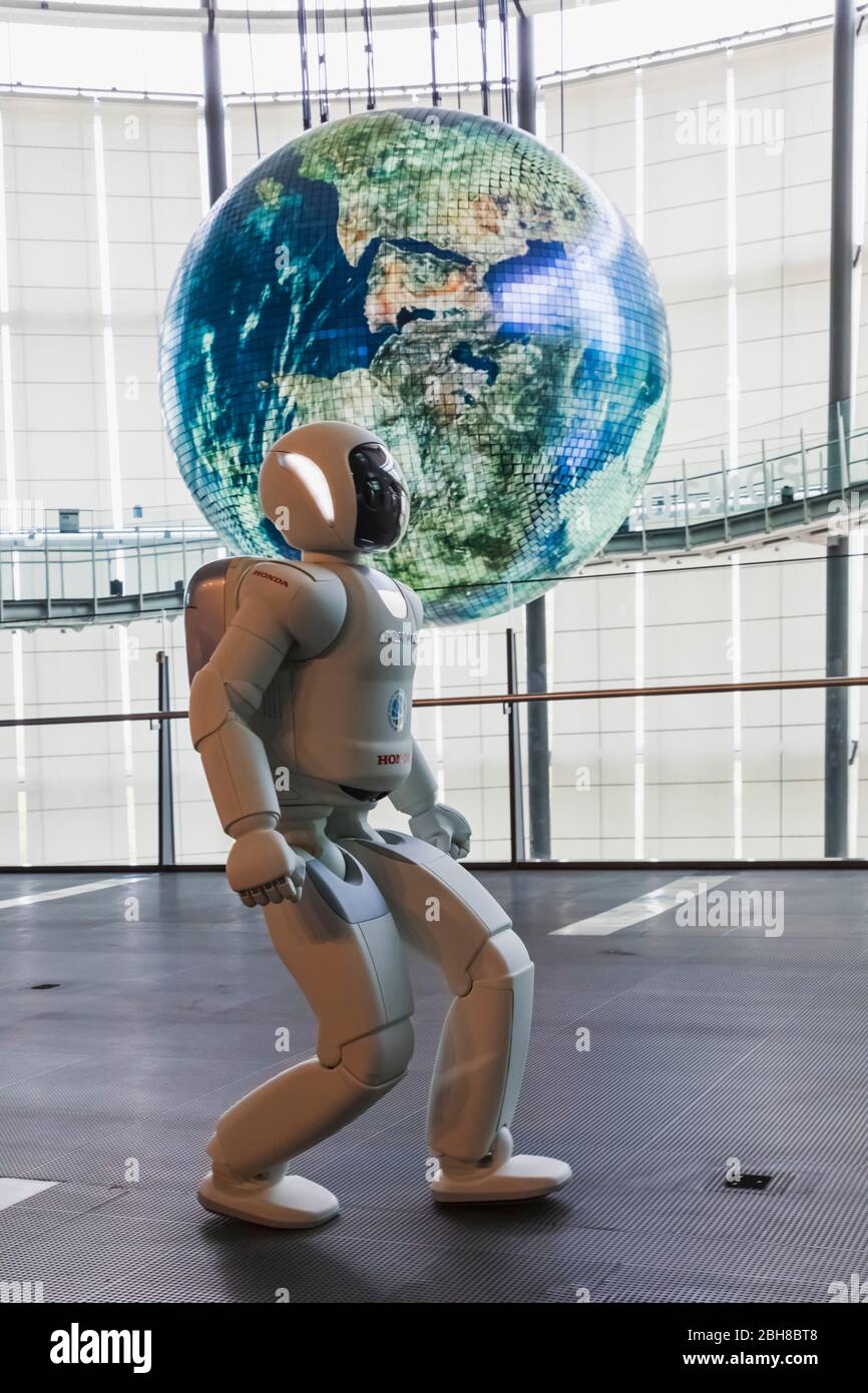 Japan, Honshu, Tokio, Odaiba, Miraikan, das National Museum of Emerging Science and Innovation, Robot Asimo und der Geosphere Giant Globe Stockfoto