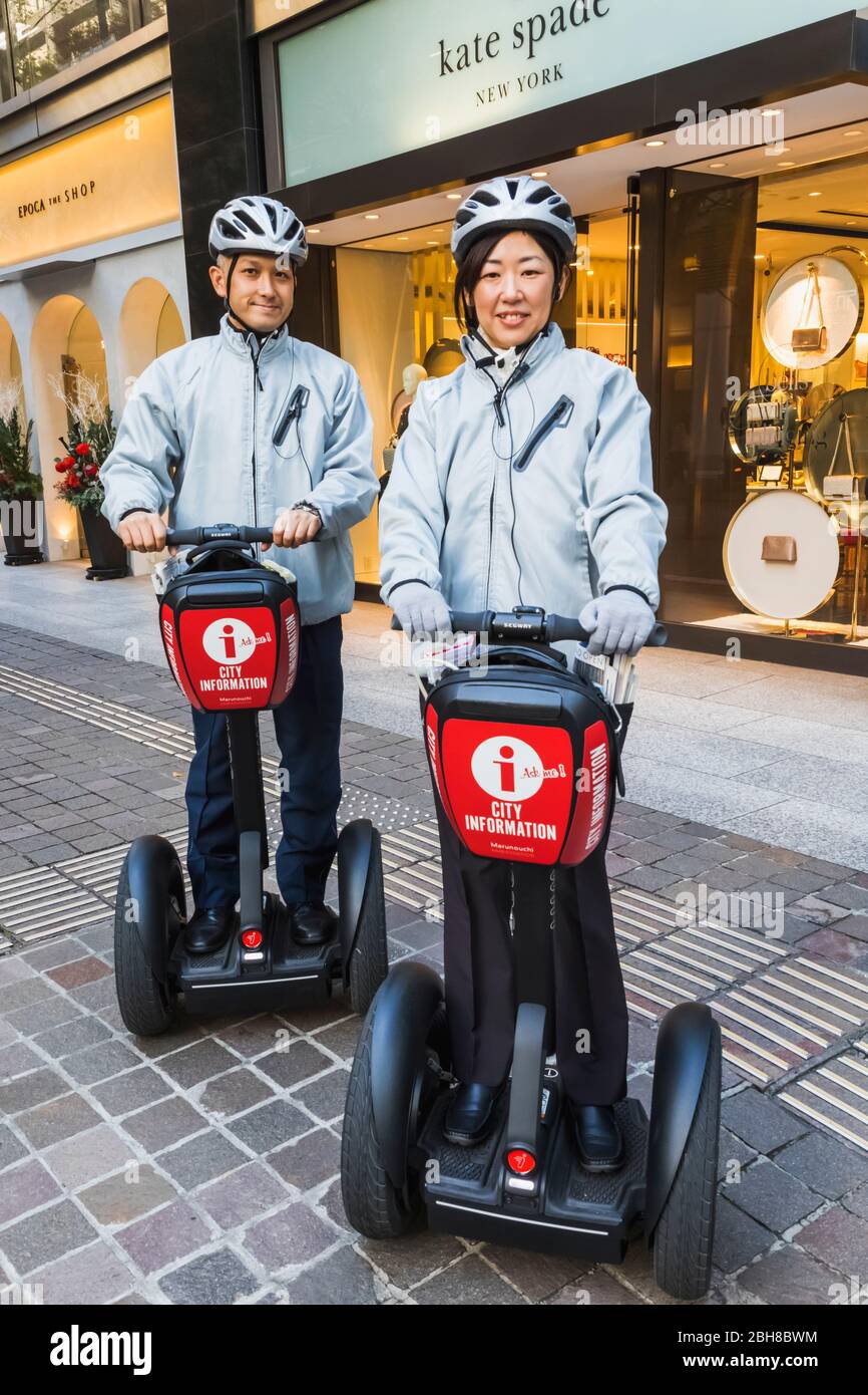 Japan, Honshu, Tokyo, Marunouchi, Nakadori Street, Mobile City Information Staff Riding Segeway Stockfoto