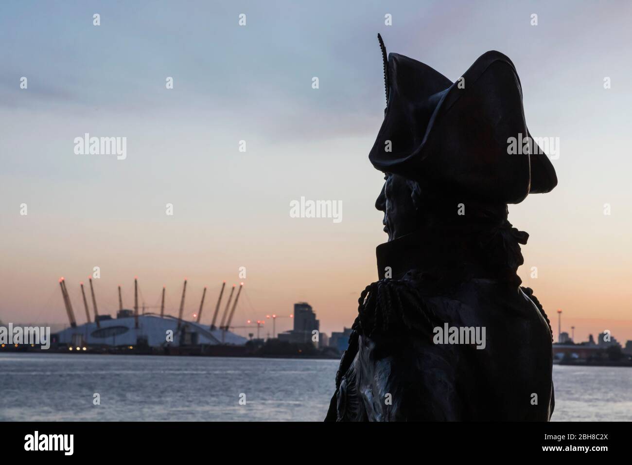 England, London, Greenwich, Statue von Admiral Lord Nelson und der Docklands Skyline Stockfoto