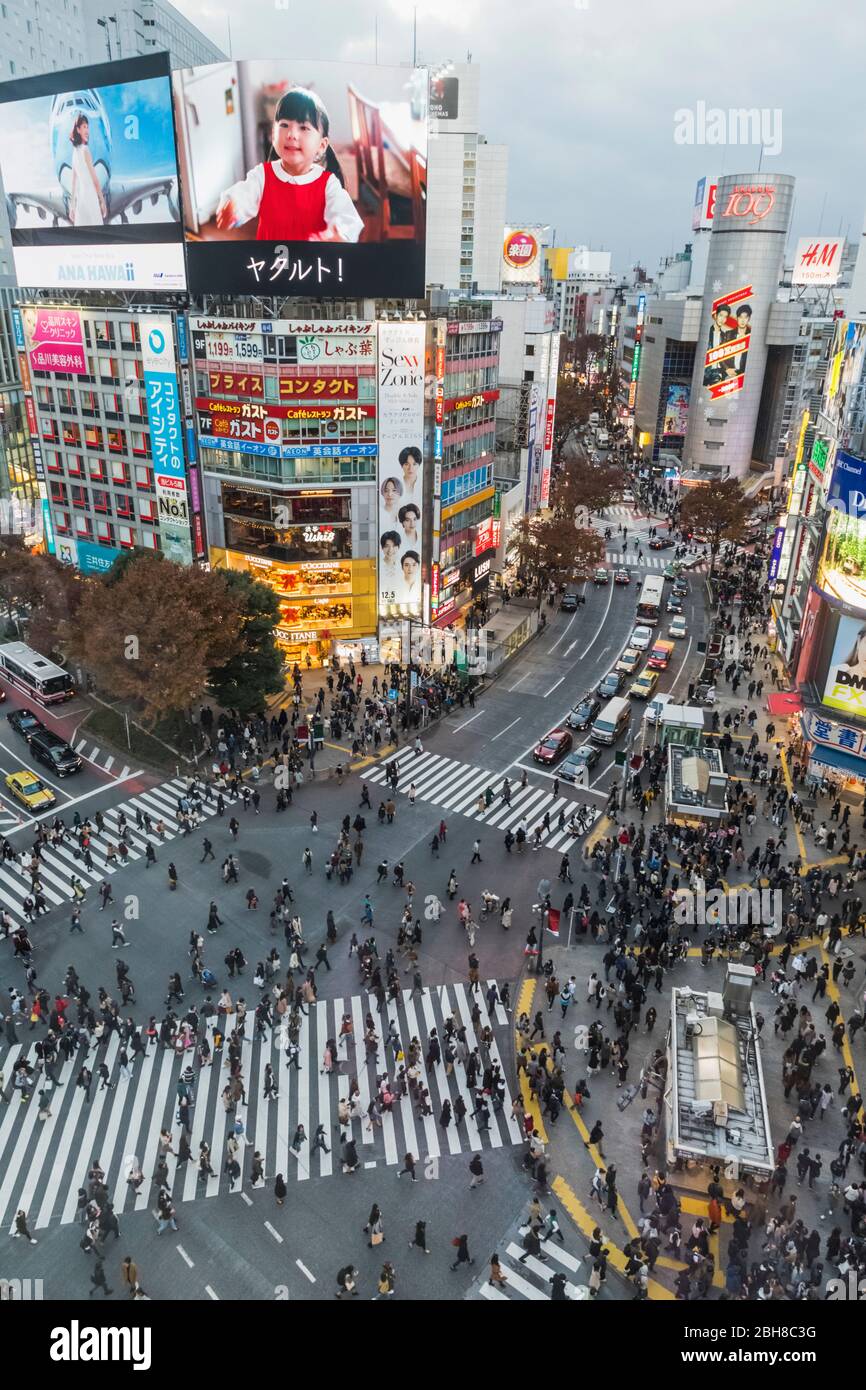 Japan, Honshu, Tokio, Shibuya, Straßenszene, Zebrastreifen, Menschen, die die Straße überqueren, Skyline Stockfoto