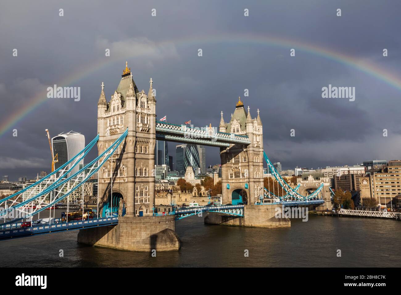 England, London, Regenbogen über die Tower Bridge und die City von London Skyline Stockfoto