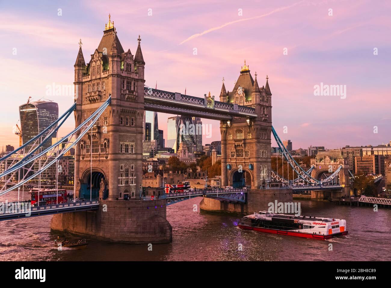 England, London, Tower Bridge und die City von London Skyline Stockfoto