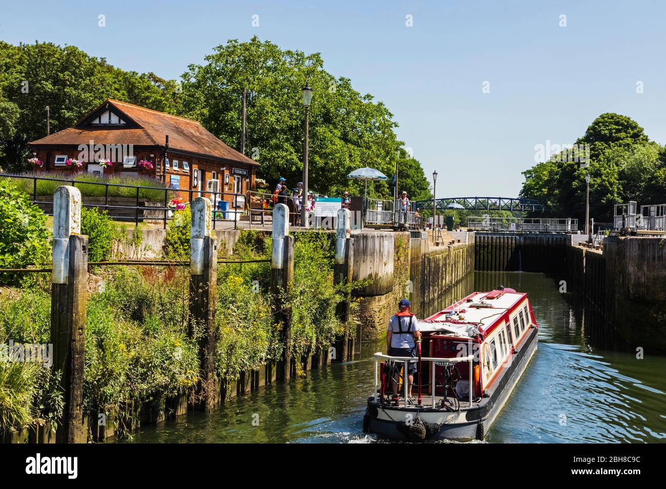 England, London, Richmond, schmalen Boot in Teddington Sperren Stockfoto