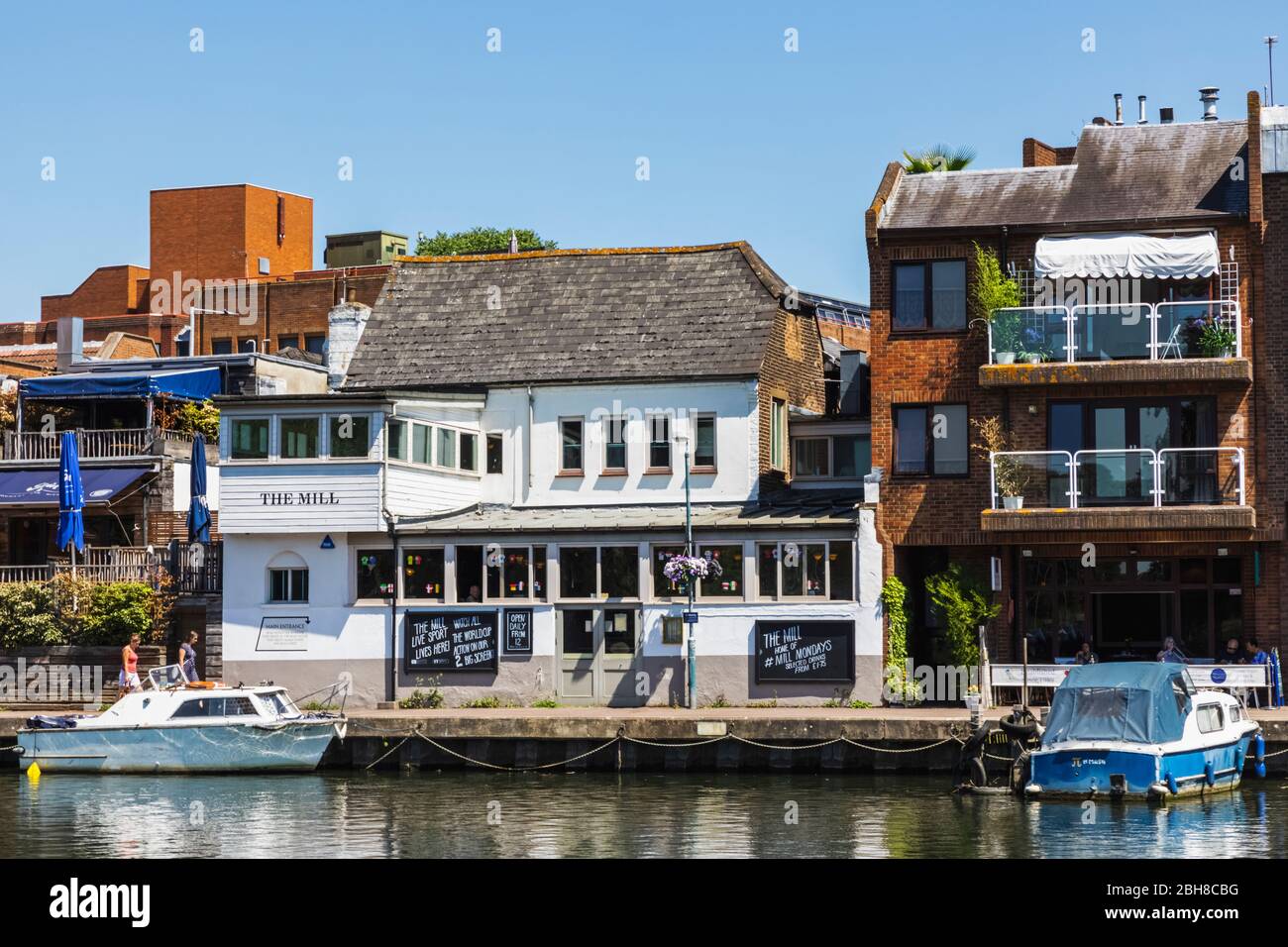 England, London, Kingston-upon-Thames, die Mühle Riverfront Pub Stockfoto