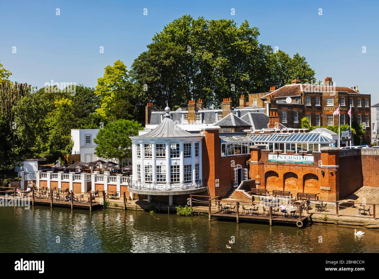 England, London, Hampton Court, das Mitre Hotel, Restaurant am Flussufer Stockfoto