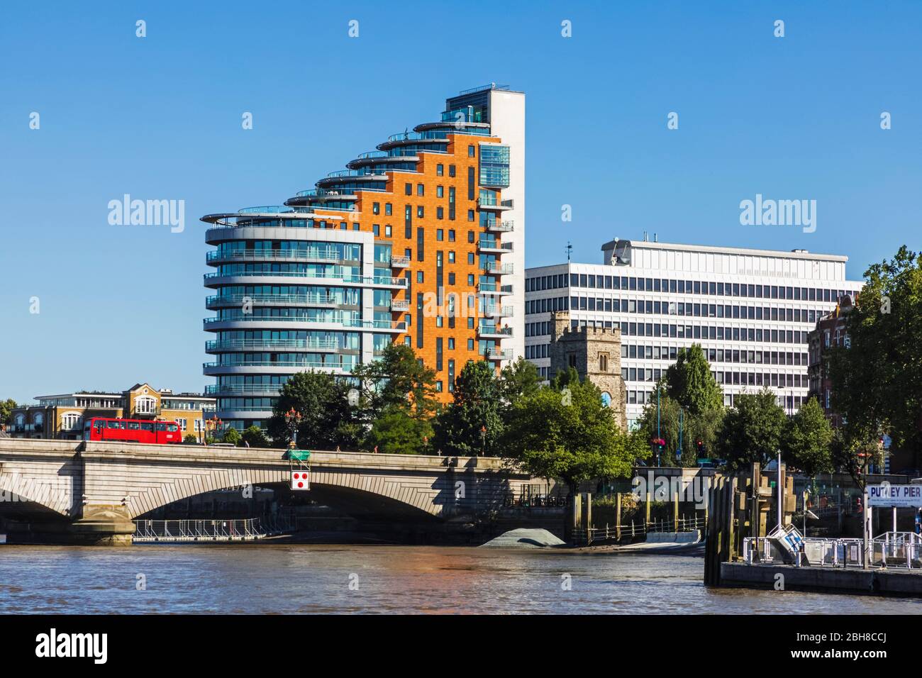 England, London, Putney, Putney Bridge und St. Mary's Church Stockfoto