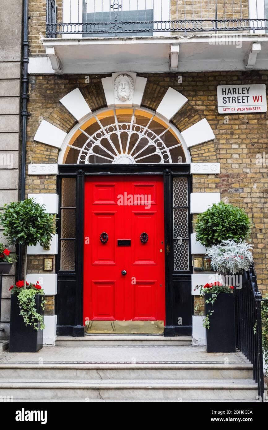 England, London, Westminster, Harley Street, rote Haus Tür Stockfoto