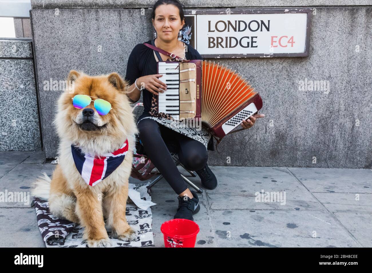 England, London, Southwark, London Bridge City, weiblichen Gaukler spielen Accordian auf die London Bridge Stockfoto