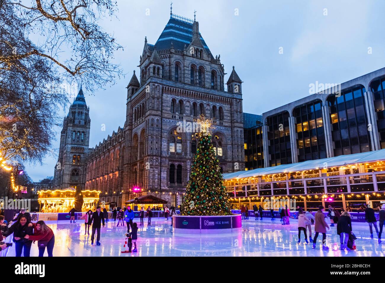 England, London, South Kensington, das Natural History Museum Ice Rink, Eislaufen Stockfoto