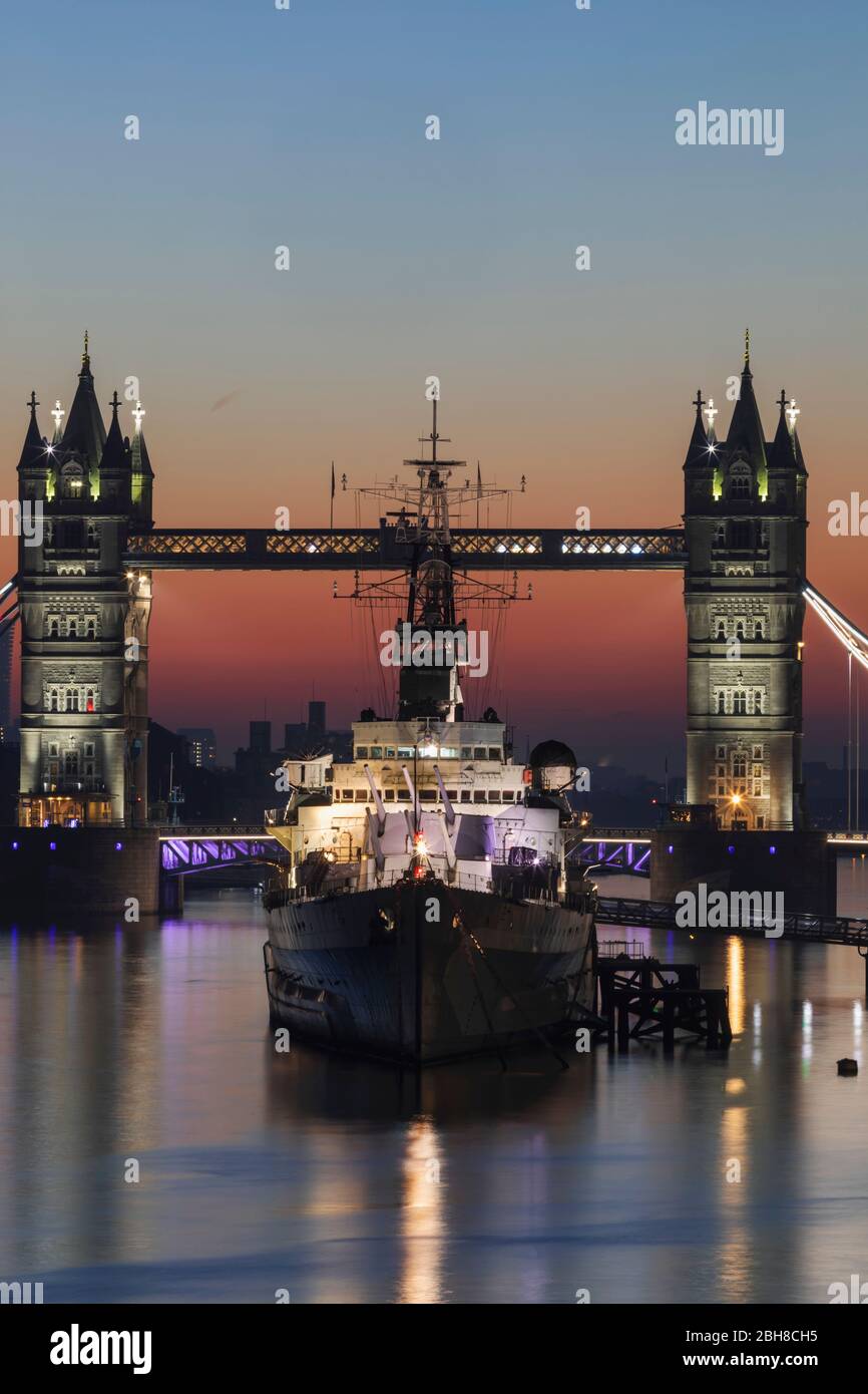 England, London, Tower Bridge und Museumsschiff HMS Belfast in der Morgendämmerung Stockfoto