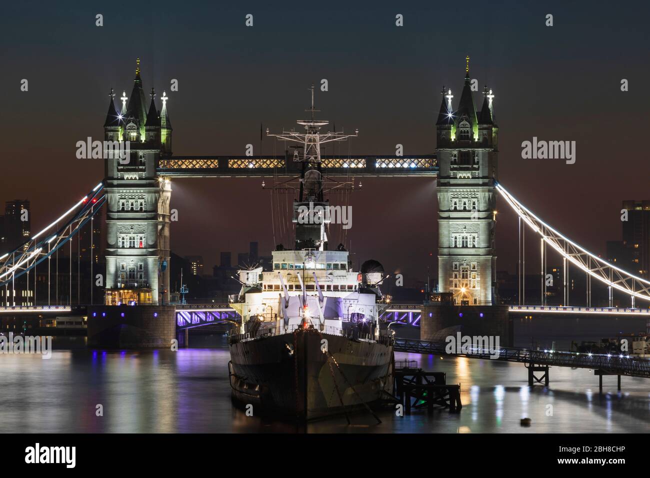 England, London, Tower Bridge und Museumsschiff HMS Belfast in der Morgendämmerung Stockfoto