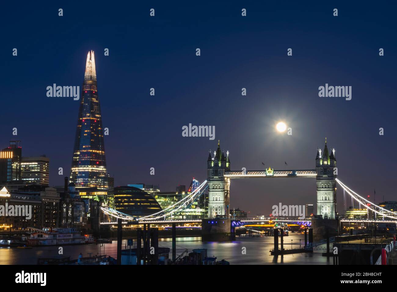 England, London, Tower Bridge und der Shard Stockfoto