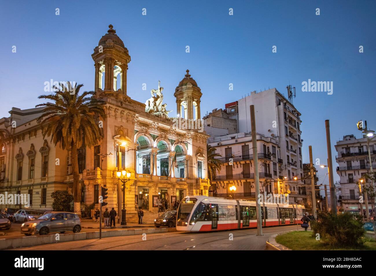 Argelia, Oran, Platz 1 des Novemberplatzes, regionales Theater und Opernhaus, Straßenbahn Stockfoto