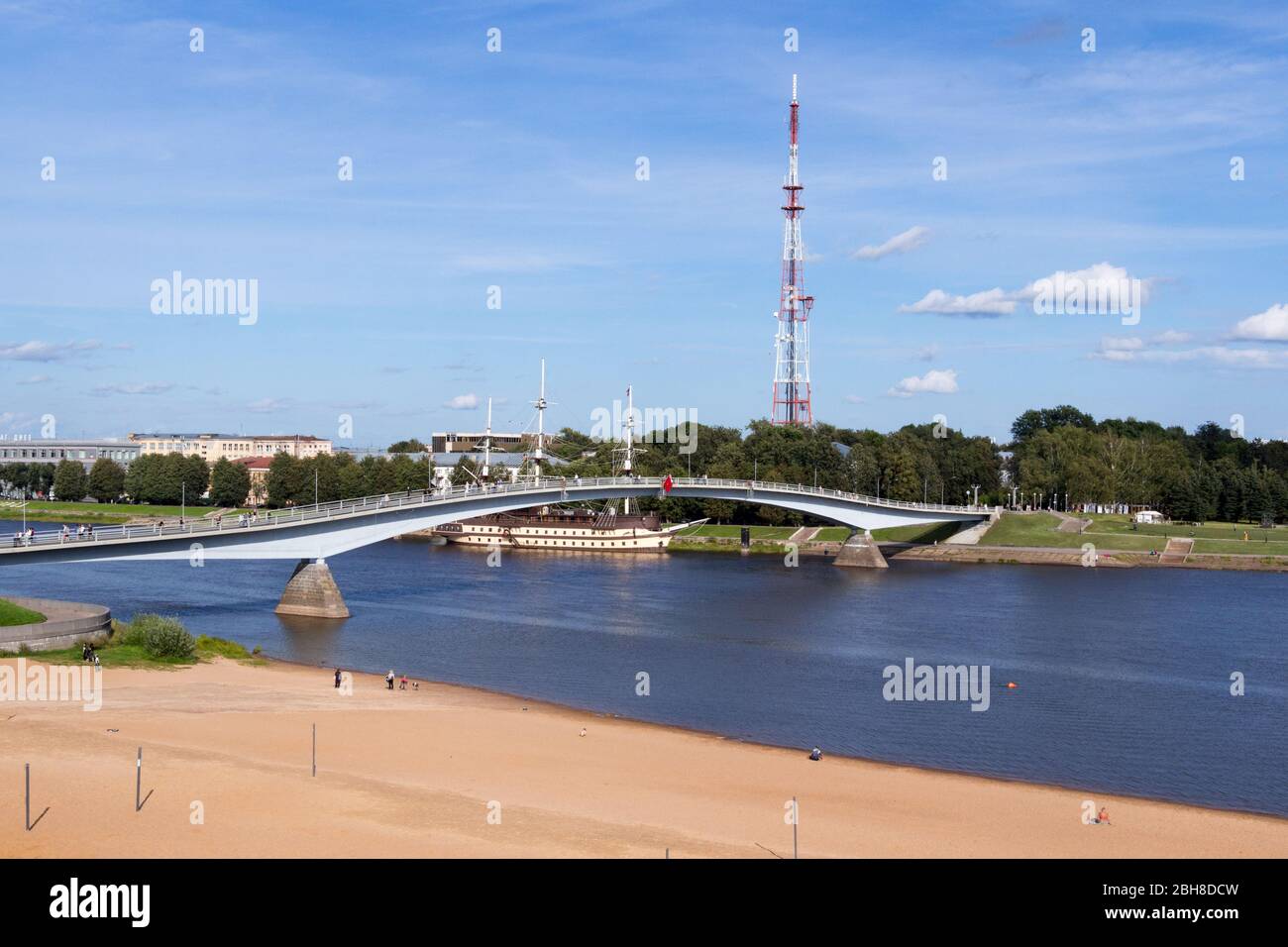 Veliky Nowgorod, Russland - 23. August 2019: Fußgängerbrücke über den Fluss Wolkhov im historischen Zentrum der Stadt Stockfoto