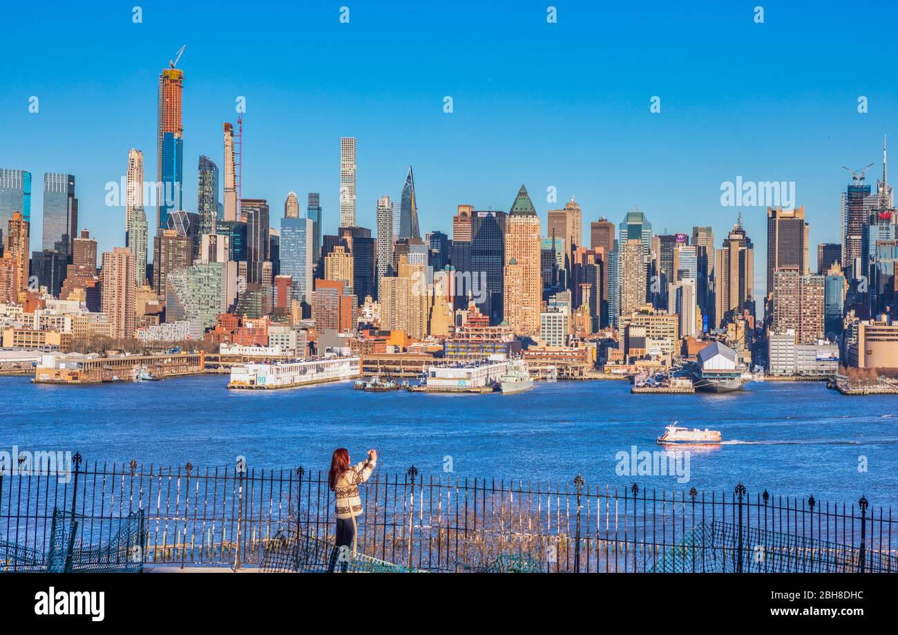 USA, New York City, Manhattan, Midtown Mahattan Skyline, den Hudson River Stockfoto