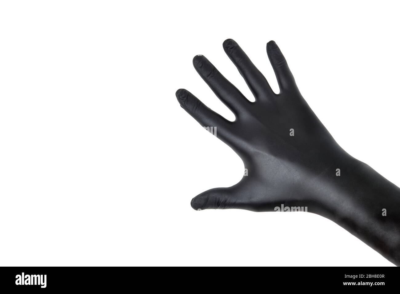 Männliche Hand trägt einen schwarzen Nitril Einweg-Handschuh mit weit gespreizten Fingern. Isoliert auf weißem Kopierplatz. Stockfoto