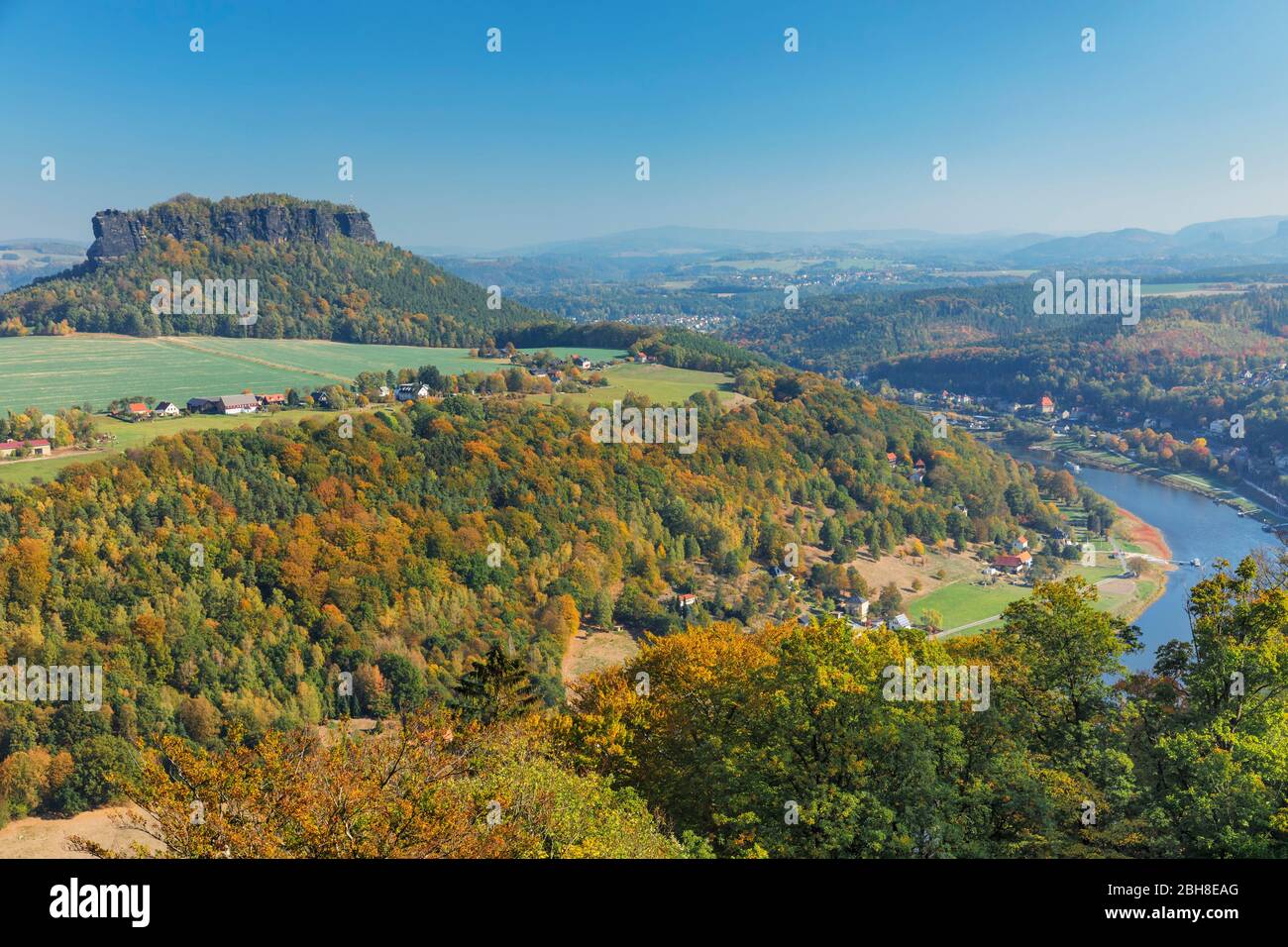 Blick von der Festung Königstein auf den Lilienstein und das Elbtal, Nationalpark Sächsische Schweiz, Elbsandsteingebirge, Sachsen, Deutschland Stockfoto