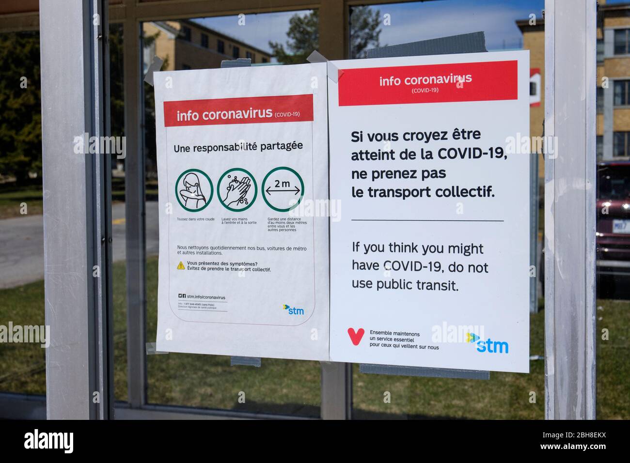 Melden Sie sich an der Bushaltestelle an, und weisen Sie die Benutzer darauf hin, nicht an öffentlichen Verkehrsmitteln zu steigen, wenn sie glauben, dass sie COVID 19 haben Stockfoto