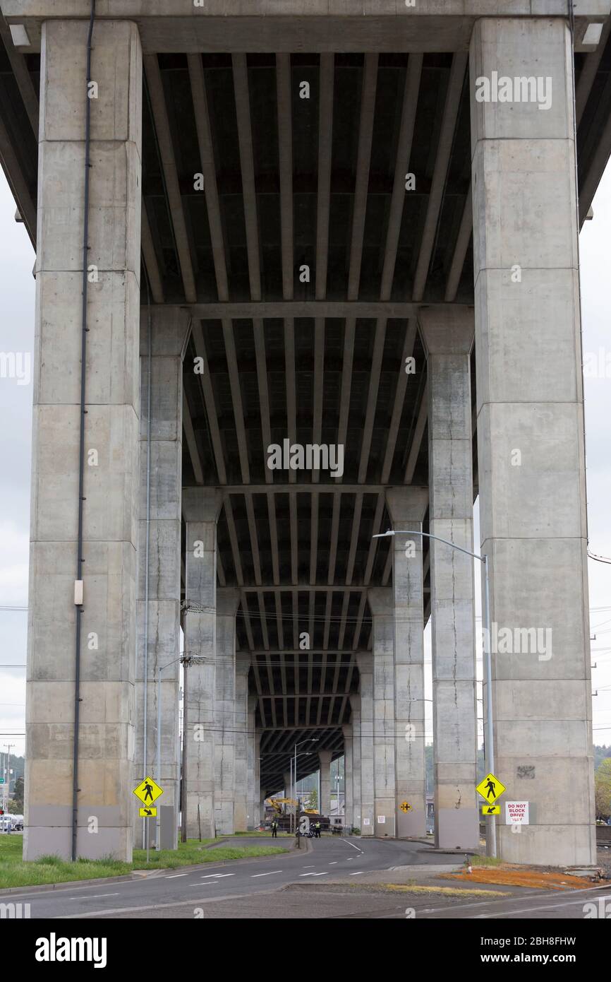 Die Polizei von Seattle leitet die Fahrer am Donnerstag, den 23. April 2020, unter der West Seattle Bridge. Das Verkehrsministerium von Seattle ordnete eine Notfallabsperrung der Brücke an, nachdem bei einer Routineuntersuchung Risse im Deck entdeckt wurden. Die Brücke, die als Hauptverkehrsstraße nach West Seattle dient, wird wegen umfangreicher Schäden bis mindestens 2022 außer Betrieb bleiben. Stockfoto