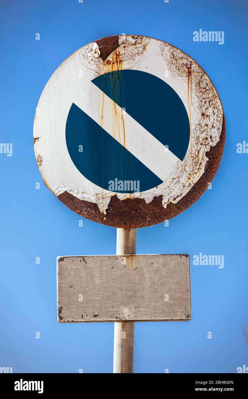 Straßenschild Verbot Zugang, am unteren Rand ein Schild mit leeren Raum zu personalisieren. Im Hintergrund ein blauer Himmel. Das Straßenschild scheint durch das w beschädigt zu sein Stockfoto