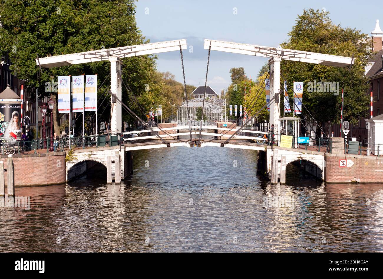 Nahaufnahme des hölzernen Walter Süskindbrugs über der Nieuwe Herengracht nahe der Eremitage, Amsterdam, mit Blick auf den Hortus Botanicus Stockfoto