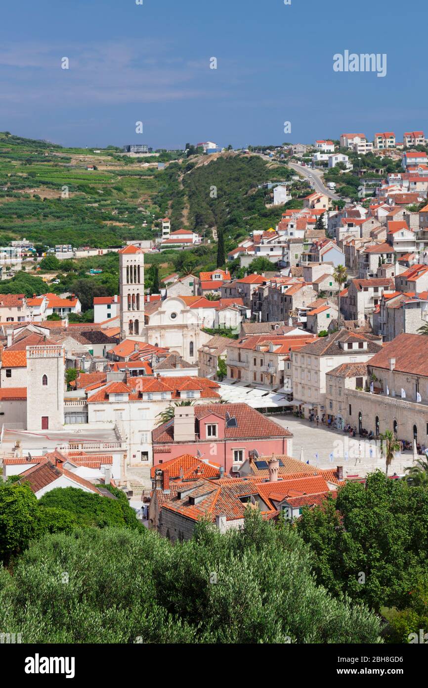 Blick von der Kirche Sv.Marko zum Stefansplatz mit Kathedrale Sveti Stjepan und dem Hafen, Hvar, Insel Hvar, Dalmatien, Kroatien Stockfoto