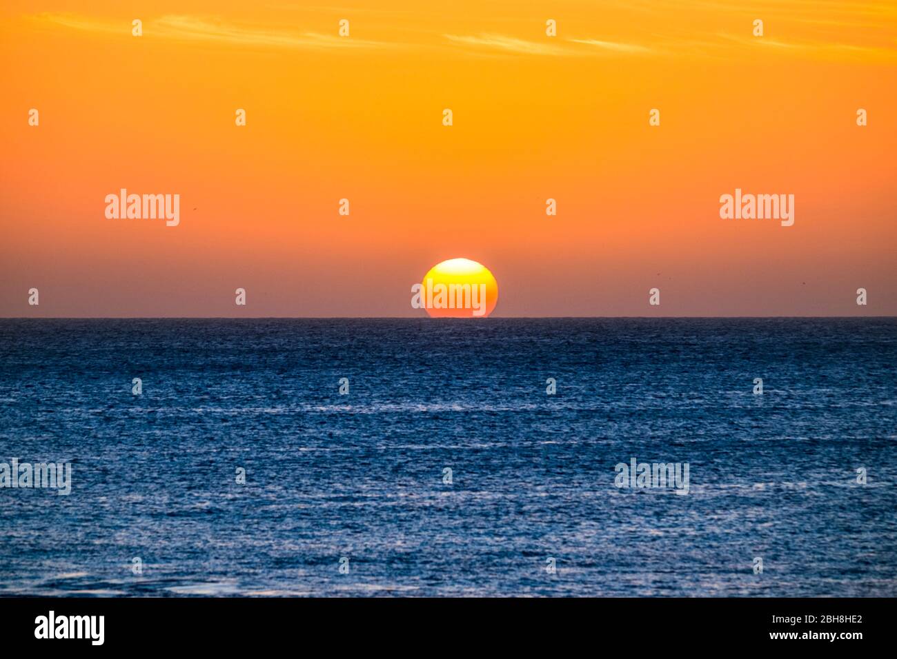 Perfekter Sonnenuntergang Moment, wenn die Sonne das Wasser in der Mitte des Ozeans berühren im Sommerurlaub tropische Insel - romantisch und schön natürlichen Hintergrund für Urlaub Konzept Stockfoto