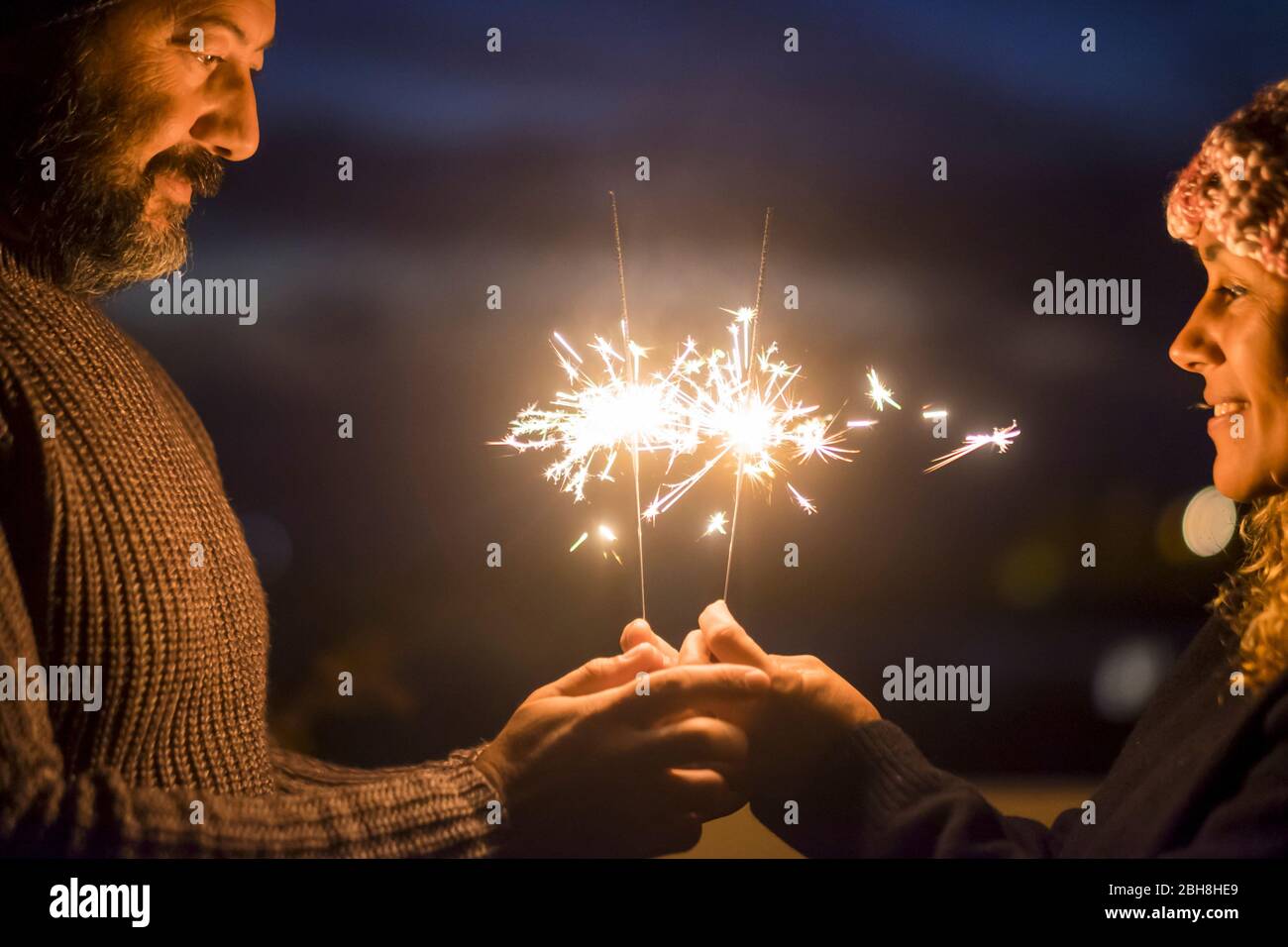 Valentinstag und Liebeskonzept Feier für kaukasischen Mittelalter schönes Paar gemeinsam genießen Lifestyle und und Zweisamkeit Leben mit Funkern Licht in der Nacht - glückliche Menschen Stockfoto