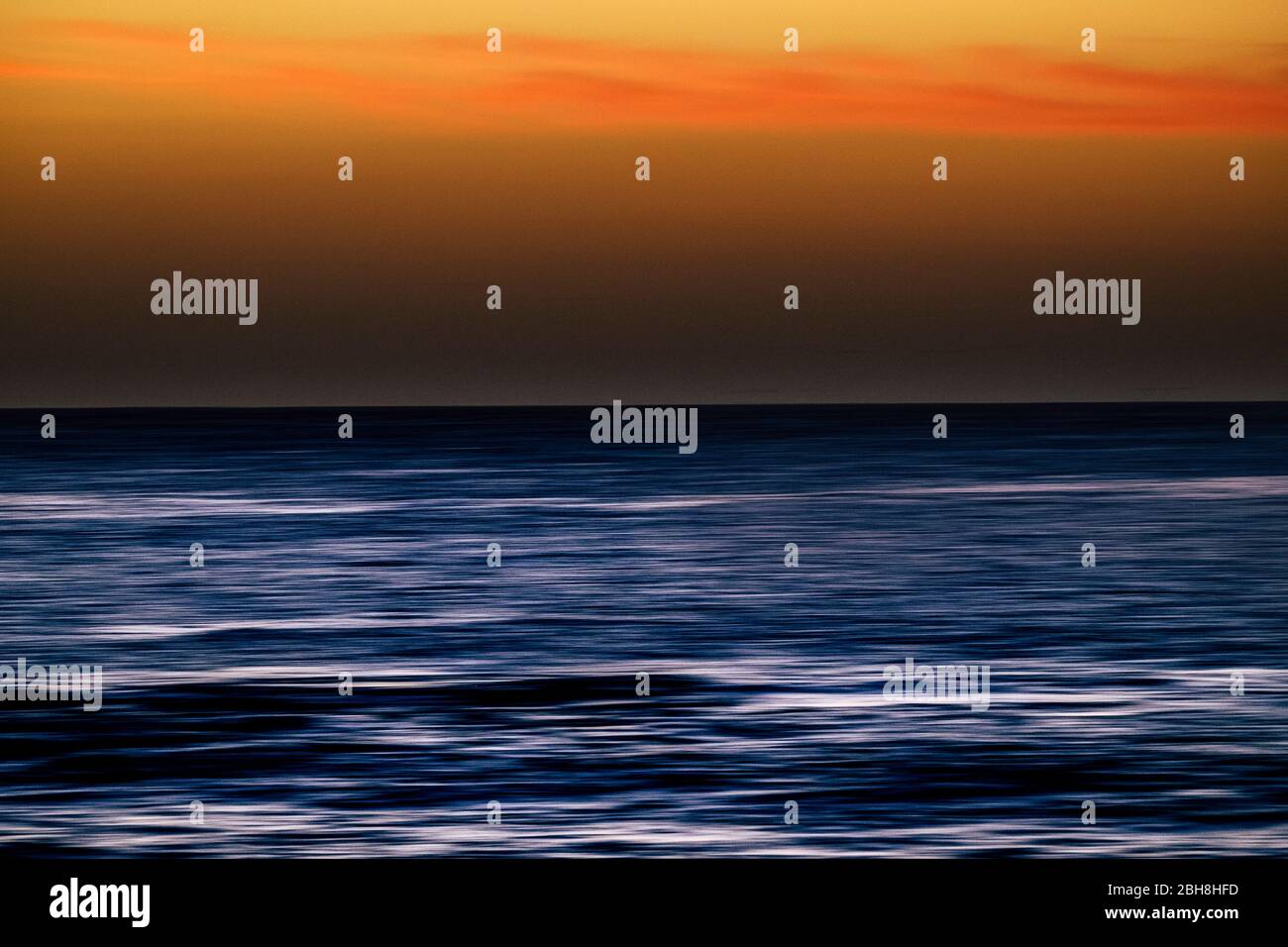 Wasser mit Stretch Bewegung motion Effekt und farbigen Himmel - Sonnenuntergang Zeit mit touristischen und Ferienhäuser Konzept Stockfoto