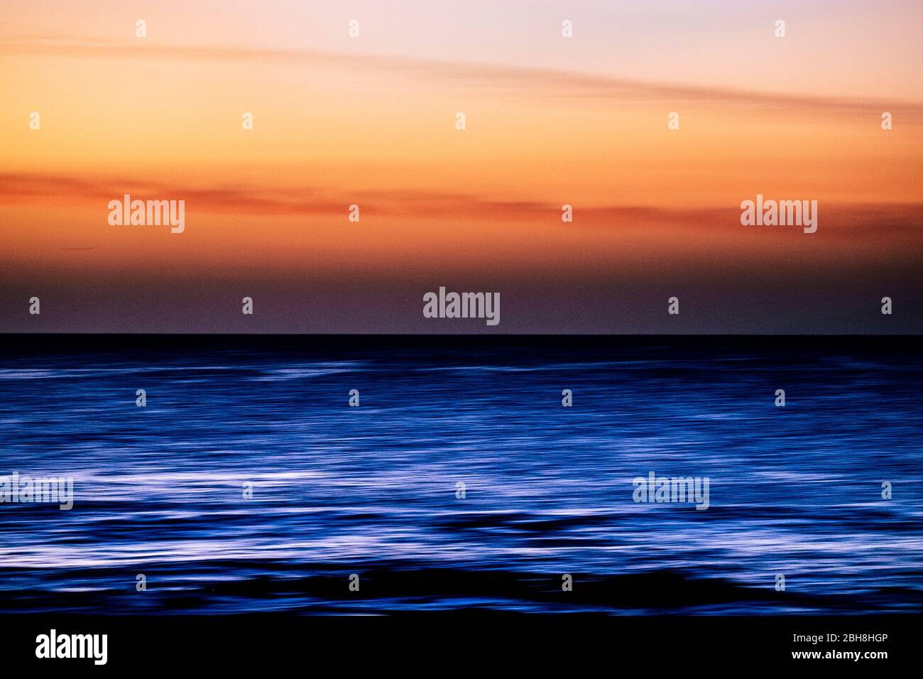 Wasser mit Stretch Bewegung motion Effekt und farbigen Himmel - Sonnenuntergang Zeit mit touristischen und Ferienhäuser Konzept Stockfoto