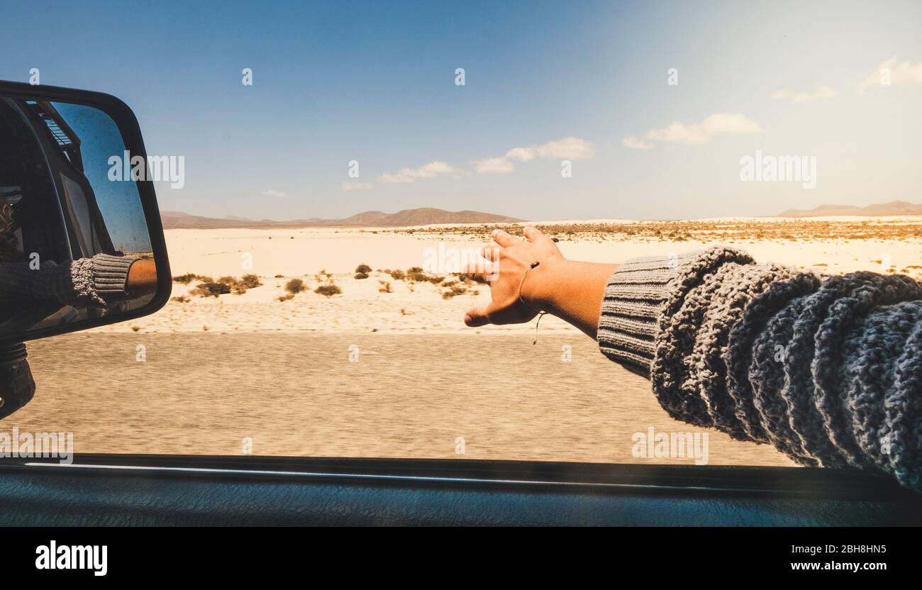 Mädchen aus nächster Nähe Hand mit dem Wind spielen wie ein Flügel außerhalb des Autos Reisen für alterntive Urlaub mit Wüste und Berge im Freien Blick - Urlaub Sommer Auto Reise Tourismus-Konzept Stockfoto