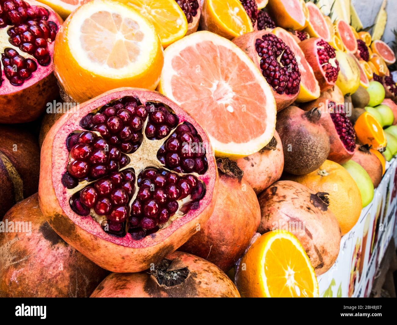 Flohmarkt auf der Straße mit viel Obst ausgesetzt bereit verkauft zu werden und Essen - saisonale Gerichte im Store - Granatapfel erste Stockfoto