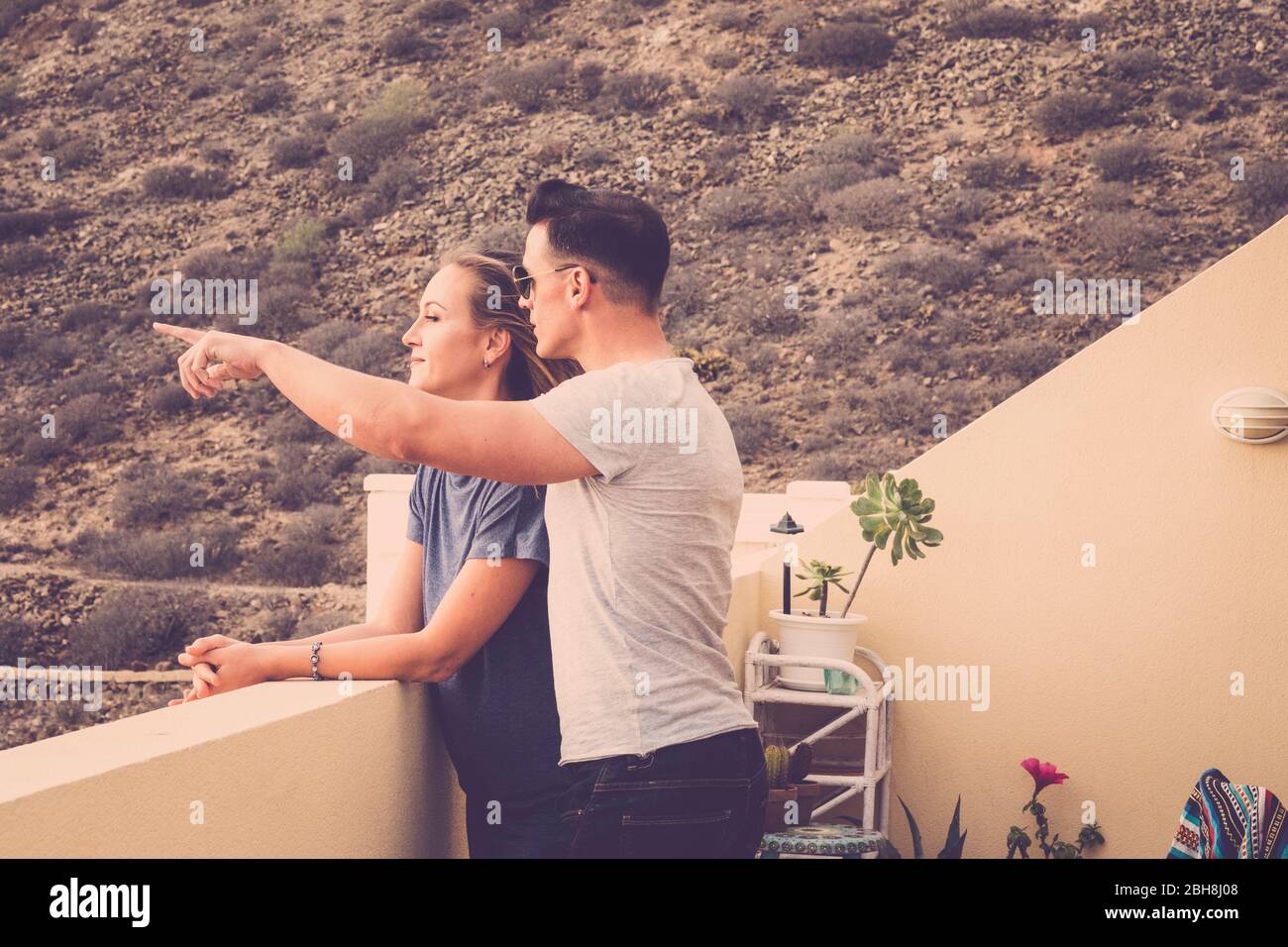 Vintage Colors - schöne Paar von Modellen junger Mann und Frau posieren zusammen auf der Terrasse zu Hause lächelnd und genießen das erste Datum - tausendjährige moderne Menschen genießen das Leben in Partnerschaft Stockfoto