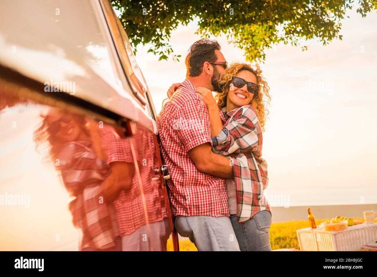 Love and married Lifestyle Concept für schöne kaukasische Paar Reisende umarmen und küssen mit roten vintage van - Spiegel und fröhlich glückliche Menschen genießen die Outdoor-Freizeitaktivitäten zusammen Stockfoto