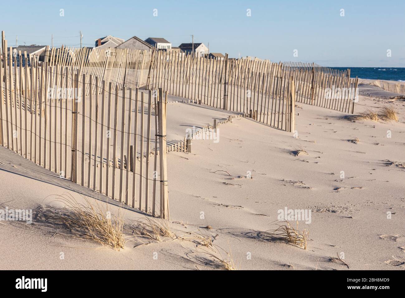 USA, New England, Massachusetts, Nantucket Island, Madaket, Madaket Strand, Sand Zaun und Schatten Stockfoto