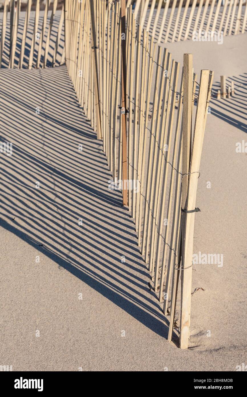 USA, New England, Massachusetts, Nantucket Island, Madaket, Madaket Strand, Sand Zaun und Schatten Stockfoto