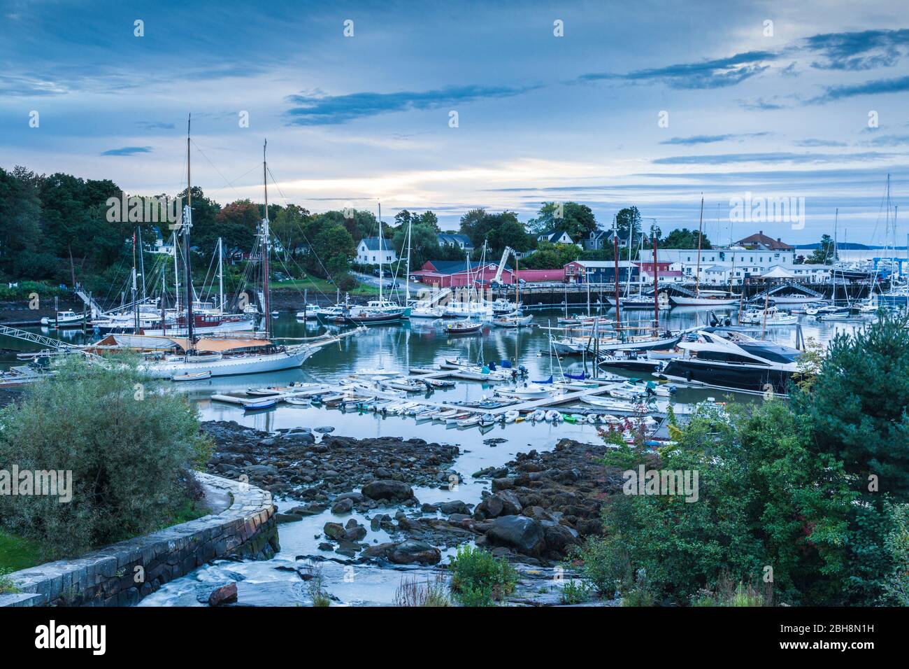 USA, Maine, Camden, Camden Hafen mit Schonern, Morgendämmerung Stockfoto