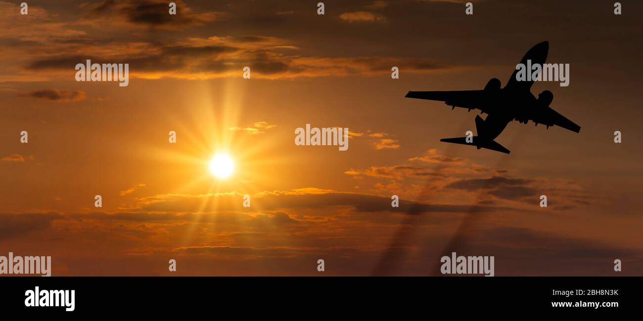 Flugzeug, die bei Sonnenuntergang. Silhouette eines großen Passagier oder Cargo Aircraft, Fluggesellschaft. Transport Stockfoto
