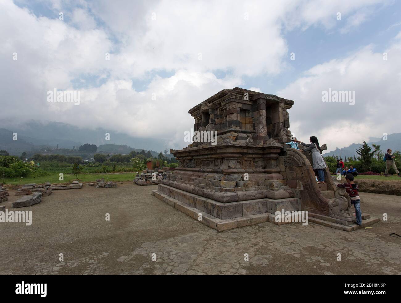 Dieng Plateau, Indonesien - 06. August 2017: Menschen besuchen Tempel auf Dieng Plateau, Indonesien Stockfoto