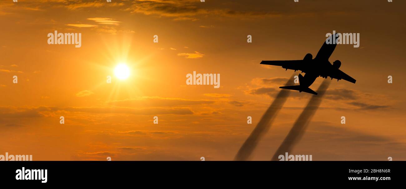 Flugzeug, die bei Sonnenuntergang. Silhouette eines großen Passagier oder Cargo Aircraft, Fluggesellschaft. Transport Stockfoto